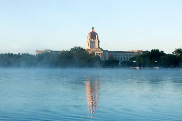 saskatchewan regina legislative building im nebel - regina fog morning saskatchewan stock-fotos und bilder