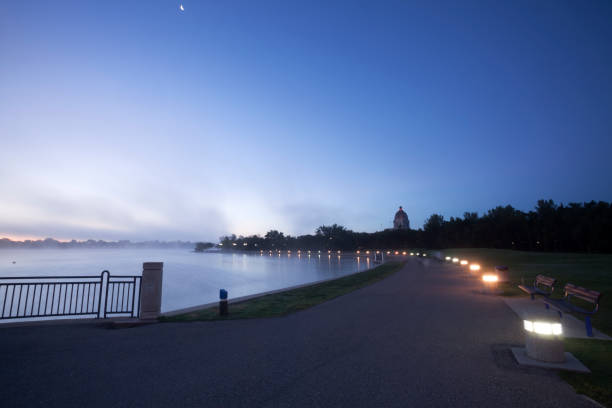 saskatchewan regina legislative building im nebel - regina fog morning saskatchewan stock-fotos und bilder