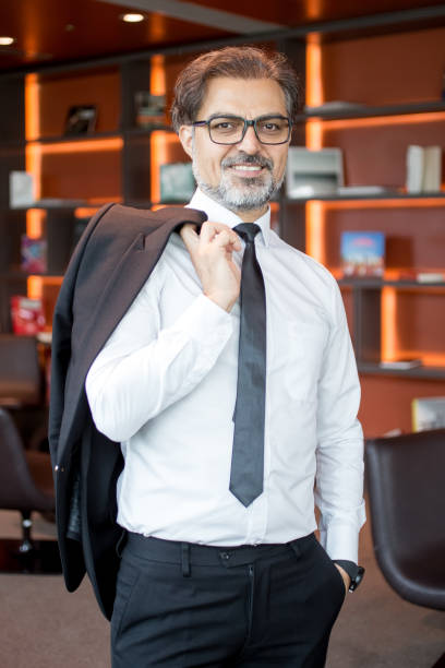 dirigente maschile di successo fiducioso con giacca - pocket suit glasses jacket foto e immagini stock