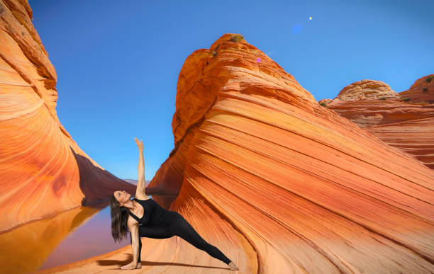 frau beim yoga im wave - zion narrows stock-fotos und bilder