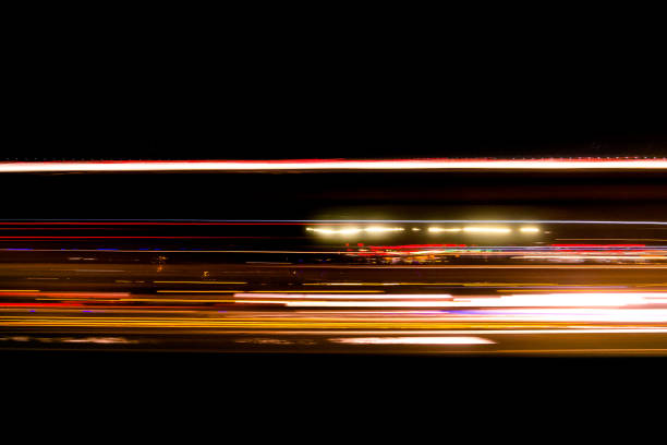 resumen semáforo de camino en la carretera borrosa - defocused blurred motion road street fotografías e imágenes de stock