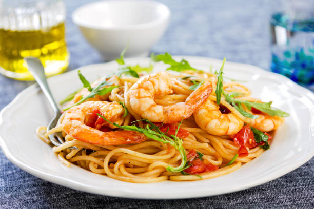 spaghetti with prawn,cherry tomato and rocket - asia cooked food gourmet imagens e fotografias de stock