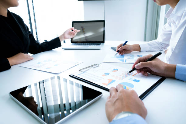 istock Startups businessmen teamwork brainstroming meeting to discuss plan startup project. 801658594