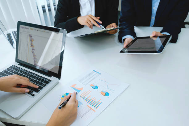 istock Startups businessmen teamwork brainstroming meeting to discuss plan startup project. 801658598