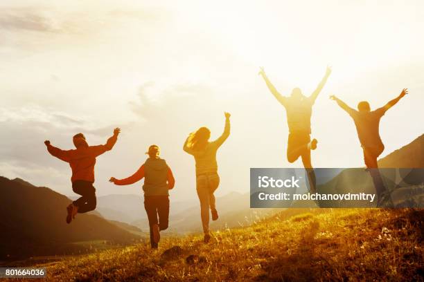 Grupo De Amigos Felices De Correr Y Saltar Foto de stock y más banco de imágenes de Felicidad - Felicidad, Grupo de personas, Estilo de vida saludable