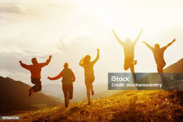 Foto de Grupo De Amigos Felizes Correr E Saltar e mais fotos de stock de Felicidade - Felicidade, Grupo de Pessoas, Estilo de vida saudável