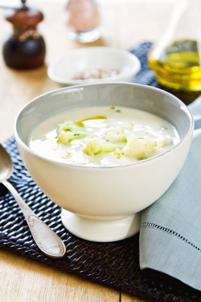 cauliflower soup with some cauliflower in a bowl - asia cooked food gourmet imagens e fotografias de stock