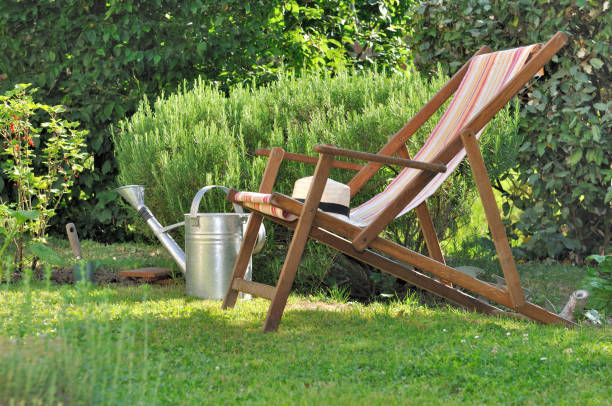 silla reclinable en el jardín - deck chair summer grass outdoor chair fotografías e imágenes de stock