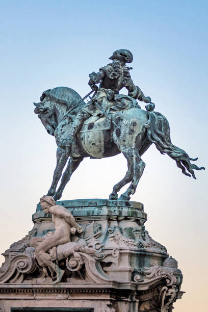 pomnik księcia sabaudij eugen przed zabytkowym pałacem królewskim w buda castle. budapeszt - budapest royal palace of buda architectural styles architecture zdjęcia i obrazy z banku zdjęć