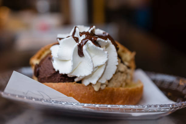 イタリアのアイスクリーム職人準備 - italian culture pastry food rome ストックフォトと画像