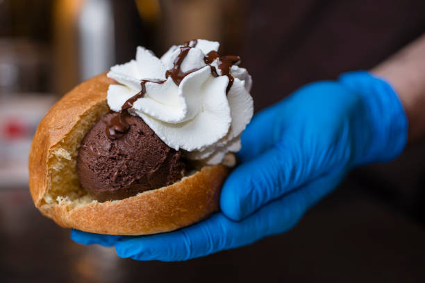 włoskie lody rzemieślnicze przygotowanie - italian culture pastry food rome zdjęcia i obrazy z banku zdjęć