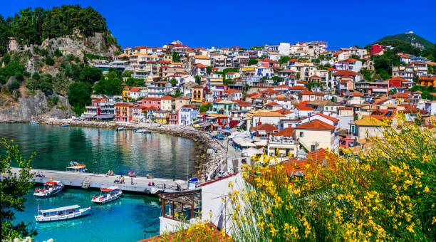 série colorée de grèce - belle ville côtière de parga - vibrant color mountain bay beach photos et images de collection