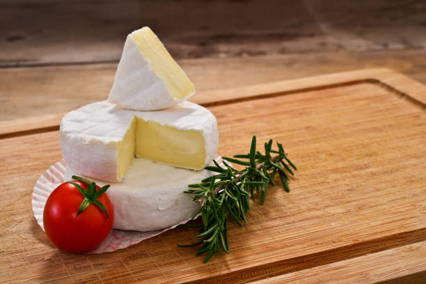 イタリア tomino チーズ - tomino ストックフォトと画像