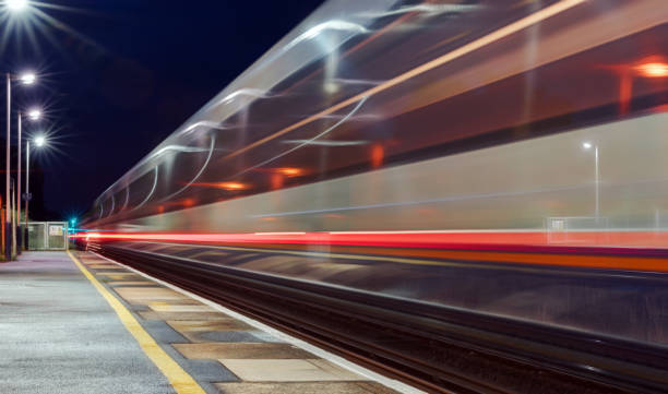 英国の駅を高速鉄道 - blurred motion city life train europe ストックフォトと画像