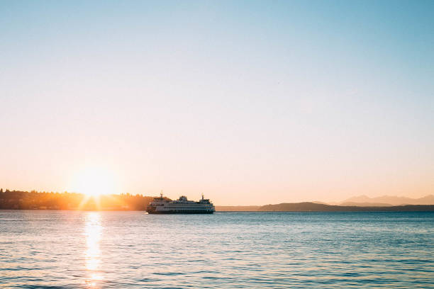 паром на море на закате - ferry seattle washington state cruise ship стоковые фото и изображения