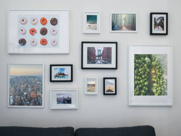 casa interior con sofá y pinturas en la pared - pintura producto artístico fotos fotografías e imágenes de stock