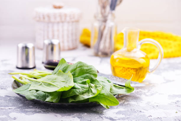 raw spinach raw spinach on plate and on a table spinazie stock pictures, royalty-free photos & images