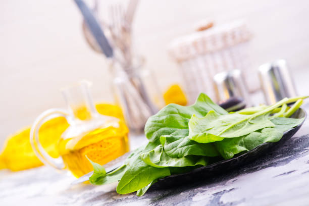 raw spinach raw spinach on plate and on a table spinazie stock pictures, royalty-free photos & images