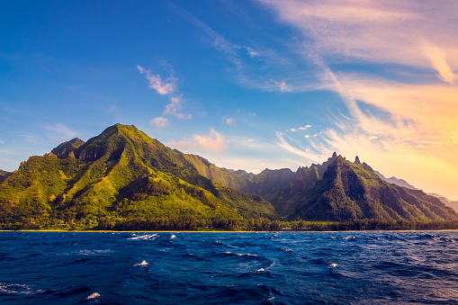 Espectacular Paisaje De La Costa De Na Pali Kauai Hawaii Foto de stock y más banco de imágenes de Islas de Hawái - iStock Espectacular Paisaje De La Costa De Na Pali Kauai Hawaii Foto de stock y más banco de imágenes de Islas de Hawái - iStock