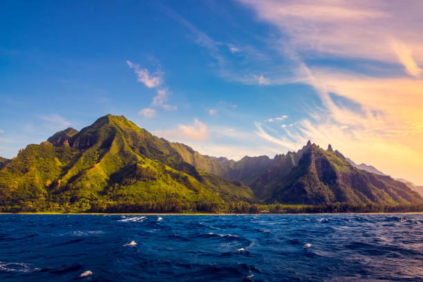драматический пейзаж побережья на пали, кауаи, гавайи - hawaii islands mountain kauai sea стоковые фото и изображения