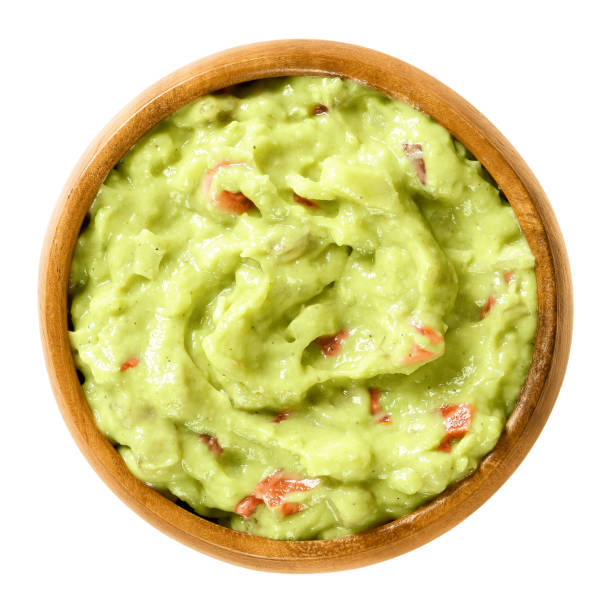 guacamole, avocado dip, in wooden bowl - persea imagens e fotografias de stock