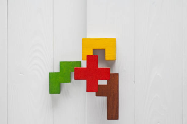 различные красочные формы деревянные блоки на белом деревянном фоне - figurine business toy high angle view стоковые фото и изображения