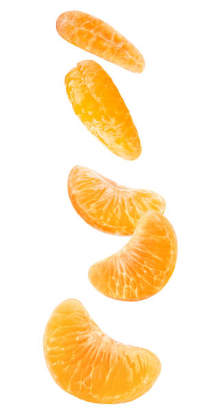 gajos de naranja caídas aisladas - peeled juicy food ripe fotografías e imágenes de stock
