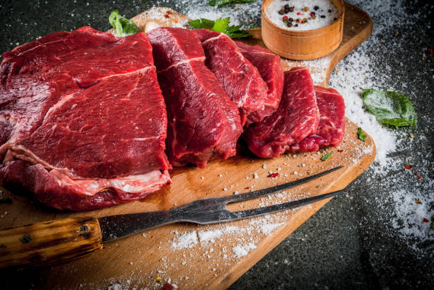 carne. carne bovina. filetto crudo fresco - strip steak steak sirloin steak rib eye steak foto e immagini stock