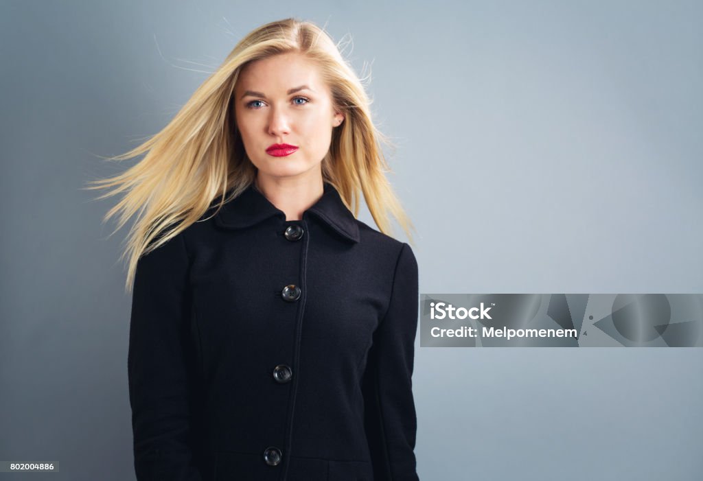 검은 코트에 아름 다운 금발 여자 - 로열티 프리 건강한 생활방식 스톡 사진
