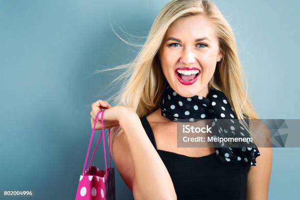 행복 한 젊은 여자 쇼핑 가방을 들고 가방에 대한 스톡 사진 및 기타 이미지 - 가방, 건강한 생활방식, 고객