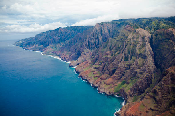 istock na pali coast kauai island, hawaii islands 802005020