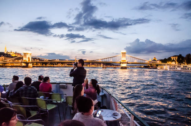 les gens sur le bateau aver photo prise de fleuve de danube au cours du trajet de nuit de l’été - budapest danube river cruise hungary photos et images de collection