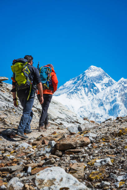 bergsteiger wandern entlang unter mt. everest-gipfel himalaya nepal - gokyo tal stock-fotos und bilder