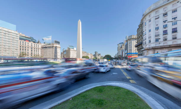 centro argentina buenos aires con obelisco all'ora di punta - obelisco foto e immagini stock