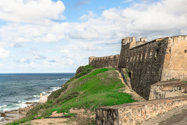 포트 산 크리스토 발 내려다 대서양 - castillo de san cristobal 뉴스 사진 이미지