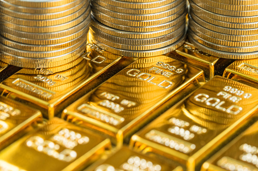 cerrar tiro de lingotes de Oro brillantes con pila de monedas como negocio o inversión financiera y concepto de riqueza photo