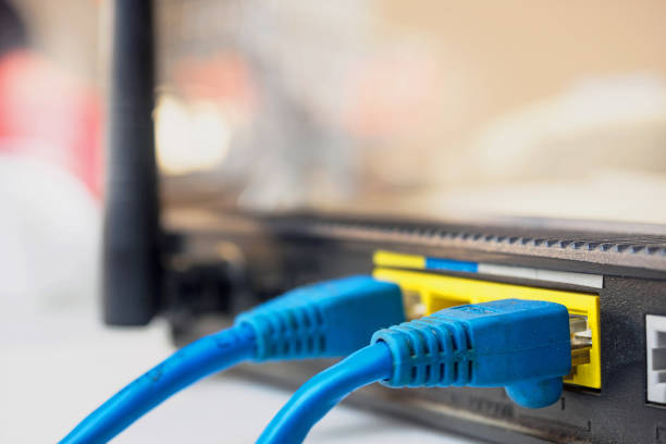 lan cavo spina sul router - network connection plug rj45 cable bandwidth foto e immagini stock
