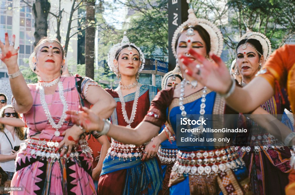 Foto de Festival Hare Krishna Na Avenisa Paulista São Paulo Brasil  Celebrando A Cultura Indiana Com Danças E Música e mais fotos de stock de  Adulto - iStock