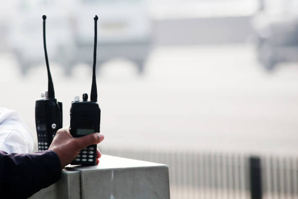 segurando o walkie-talkie - talkie - fotografias e filmes do acervo