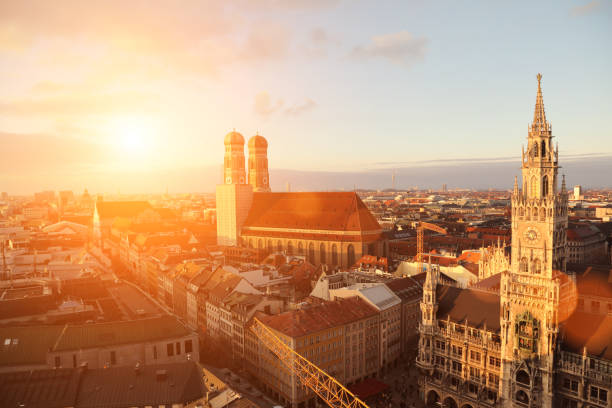 munich vieja ciudad vista aérea puesta de sol alemania - múnich fotografías e imágenes de stock