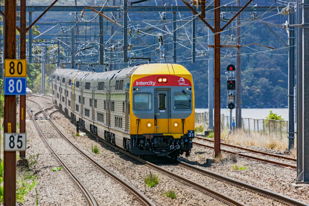 trasporti nsw trainlink servizio intercity che viaggia in ambiente rurale - train australia electric train image foto e immagini stock