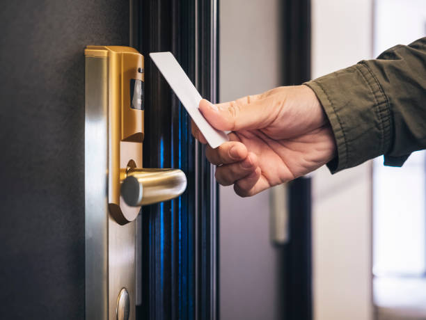 hand holding key card hotel room access - hotel suite imagens e fotografias de stock