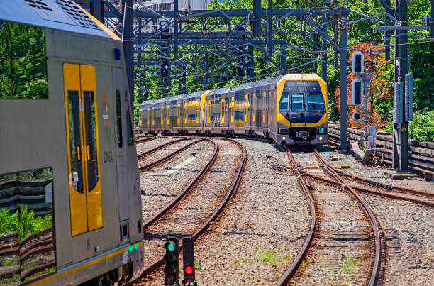 serviços modernos de millenium com dois níveis de trens de sydney passam na estação central - bus public transportation sydney australia australia - fotografias e filmes do acervo