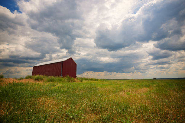 сарай, одинокое здание в поле - prairie wide landscape sky стоковые фото и изображения