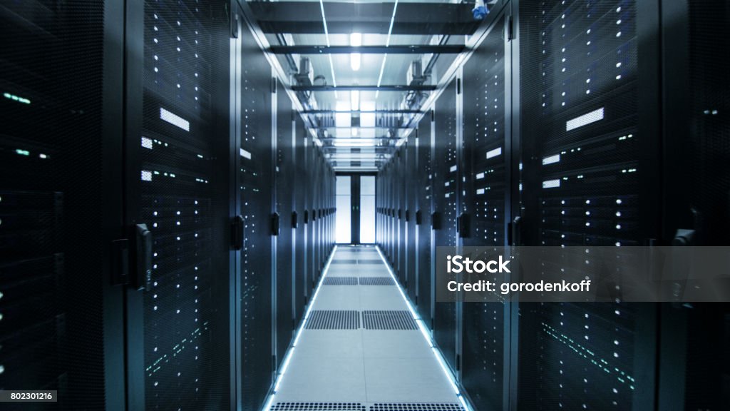 Schuss des Korridors in der Arbeit Daten zentrieren voller Rack-Servern und Supercomputern. - Lizenzfrei Netzwerkserver Stock-Foto