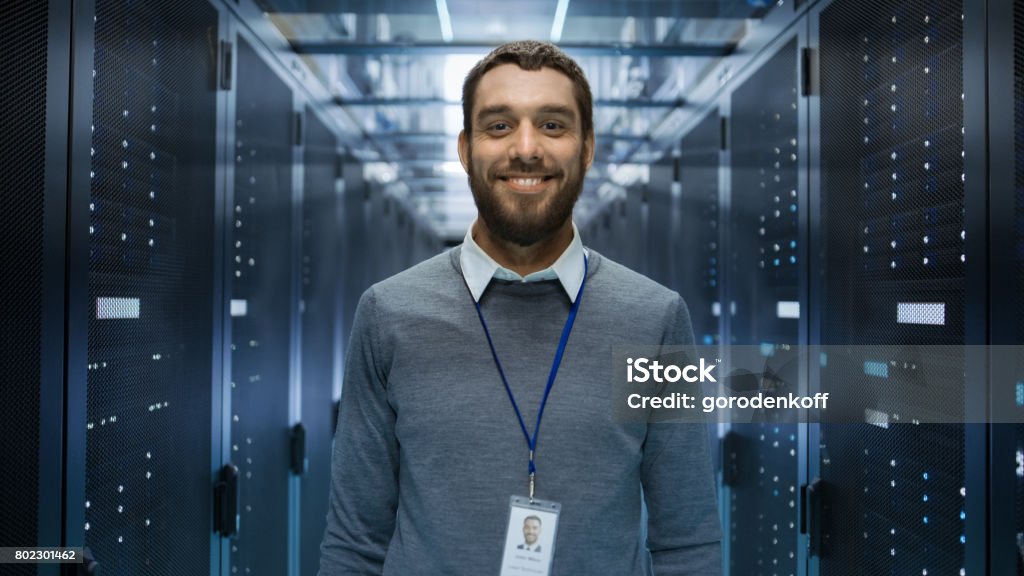 Porträt einer Kuriositäten, positiv und Lächeln sie Ingenieur mitten in einem großen Rechenzentrum Serverraum. - Lizenzfrei Porträt Stock-Foto