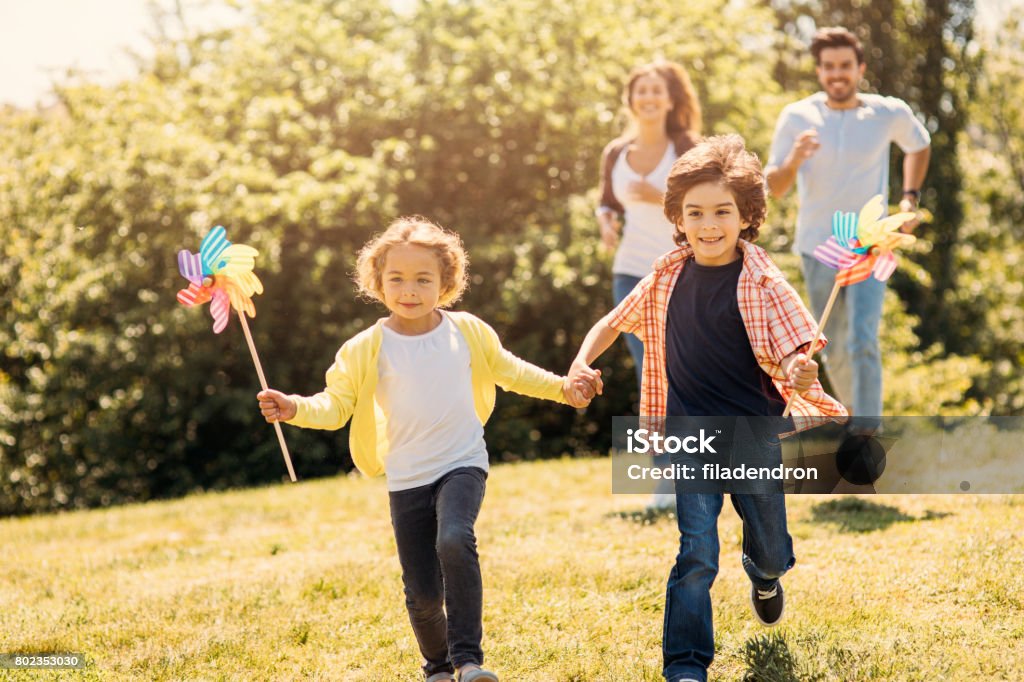 Bambini Che Giocano Con Le Girandole - Fotografie stock e altre immagini di  Bambino - Bambino, Correre, Girandola - iStock