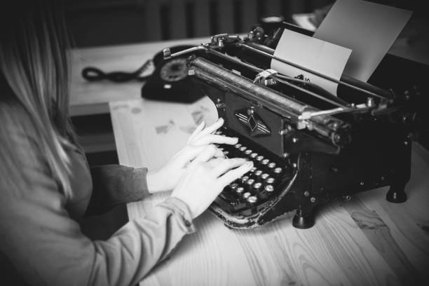 sekretarka w starej maszynie do pisania z telefonem. młoda kobieta za pomocą maszyny do pisania. koncepcje biznesowe. - author writing retro revival women zdjęcia i obrazy z banku zdjęć