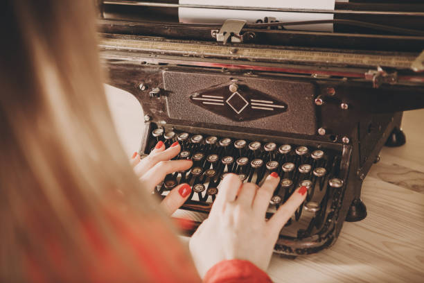 sekretarka w starej maszynie do pisania z telefonem. młoda kobieta za pomocą maszyny do pisania. koncepcje biznesowe. - author writing retro revival women zdjęcia i obrazy z banku zdjęć