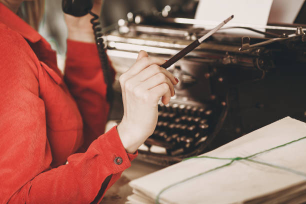 młoda kobieta za pomocą maszyny do pisania. koncepcje biznesowe. styl retro obrazu. - author writing retro revival women zdjęcia i obrazy z banku zdjęć